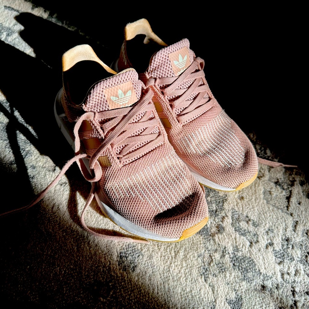 Adidas Originals Swift Run Ash Pearl/Gum Size 7.5
